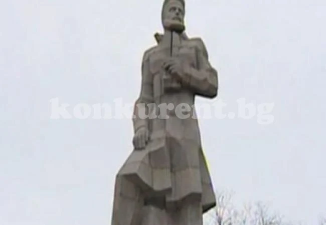 Свлачище руши паметника на Ботев край Калофер