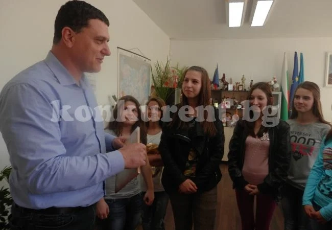 Младежи подариха фотоалбум на кмета на Оряхово