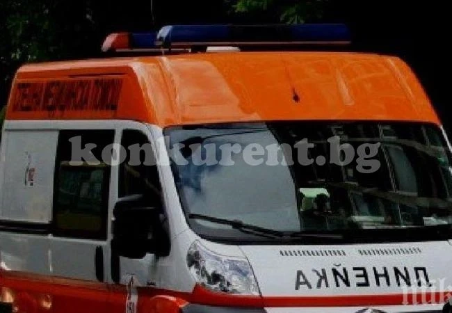 Автомобил помете пешеходец, прати го в болница