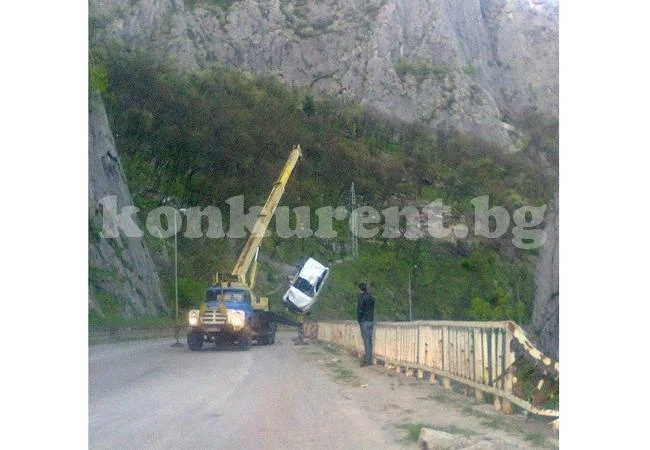 (Снимки) Извадиха колата от водите на Лева