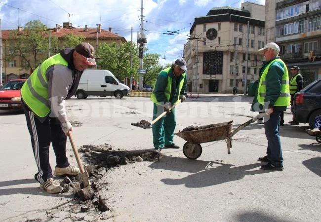 Изкърпват аварийно пл. „Св. Софроний Врачански“