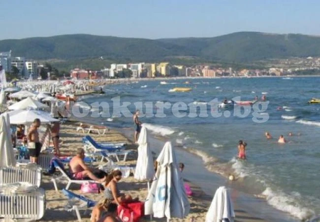 Безплатни чадъри и шезлонги на плажа в Слънчев бряг