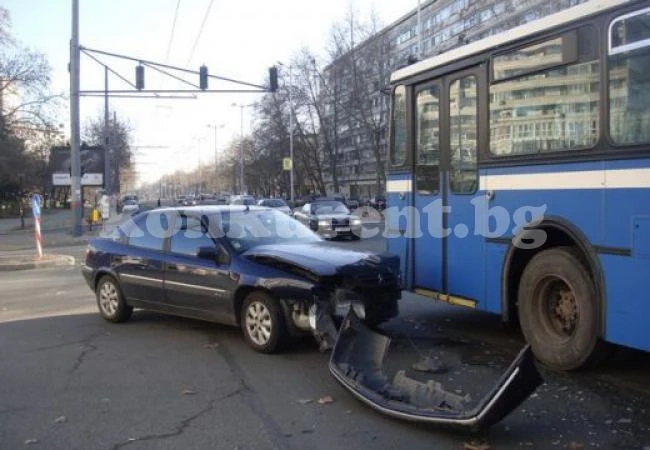 Кола се натресе в тролей