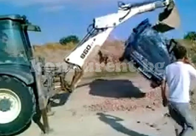 Гневен български тракторист троши колата на кипърец (ВИДЕО)