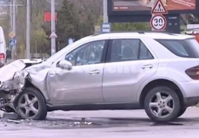 Джип профучал на червено и се забил в тролей