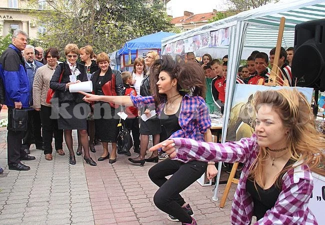 Зам.-кмет откри панаира на образованието