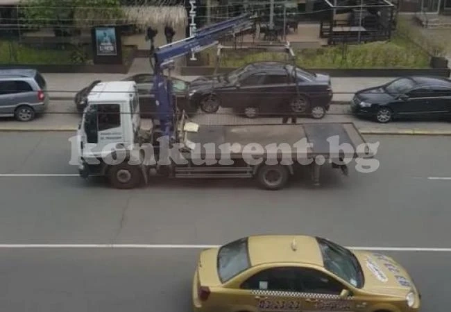 Вижте как яки мъже освободиха мерцедеса си от паяка (Видео)