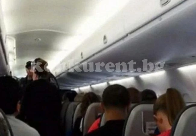 Ужас във въздуха: Пилот приземи аварийно самолет с припадащи пътници