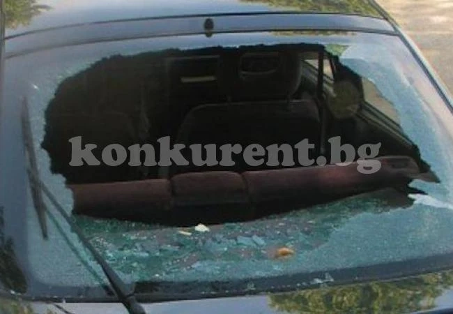 Камък се стовари върху лек автомобил