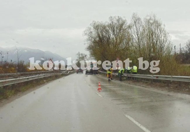 Голямото почистване: Социално слаби и кмет хигиенизират пътища