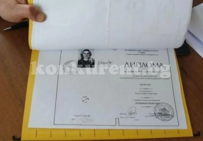 Чистачката с две висши пак търка коридора