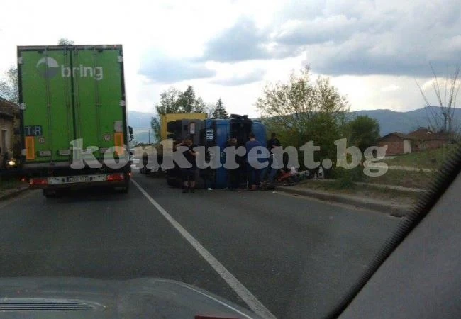 ТИР се обърна до Новачене, движението по Е-79  е затруднено