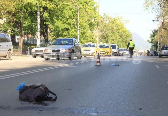 Моторист блъсна дядо пред болницата във Враца