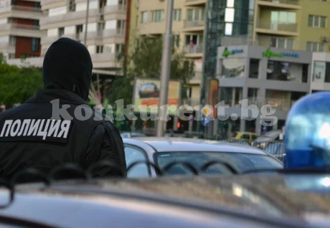 Задържаха група с над килограм канабис