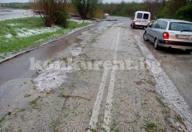 Градушка и дъжд отнесоха пътя за Селановци /Снимки от читател/