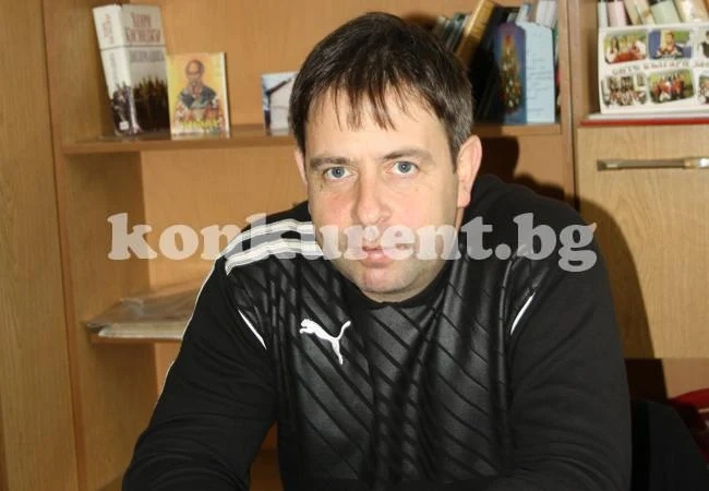 Кмет чисти, плеви и коси в Типченица