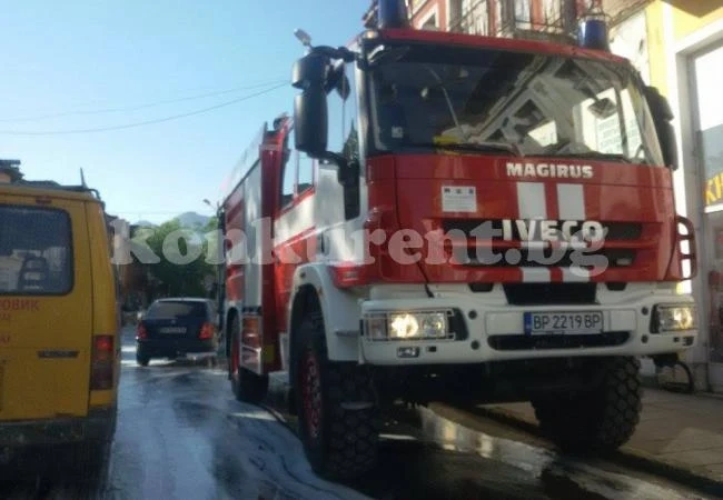 Разлято масло вдигна пожарникари във Враца на крак