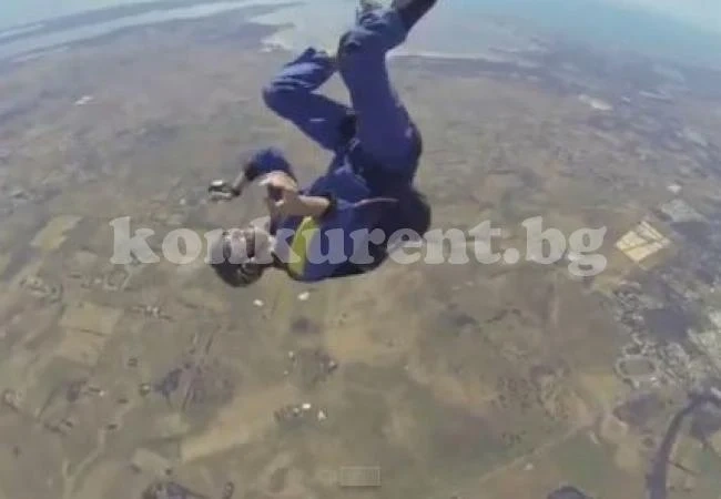 Мъж скочи от самолет и парашутът му не се отвори (ВИДЕО)