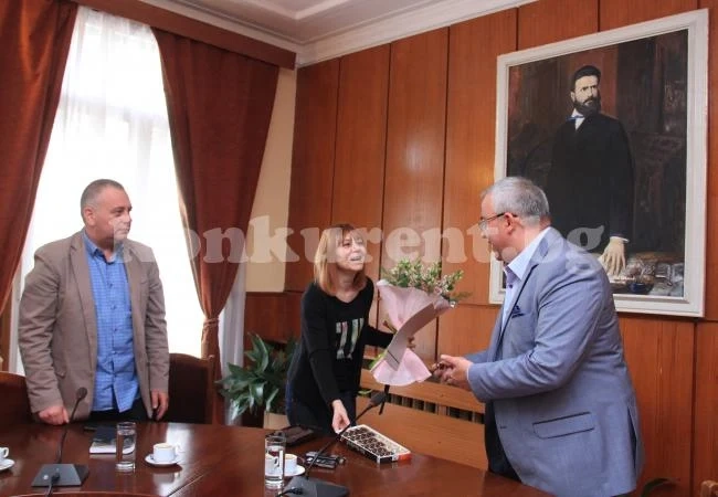 Мая Ценова получи букет от кмета на Враца за рождения си ден