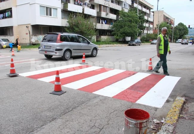 Обновяват маркировката на пешеходните пътеки във Враца