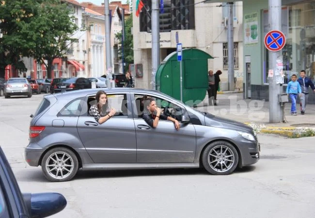 Абитуриентите от Враца започнаха да празнуват