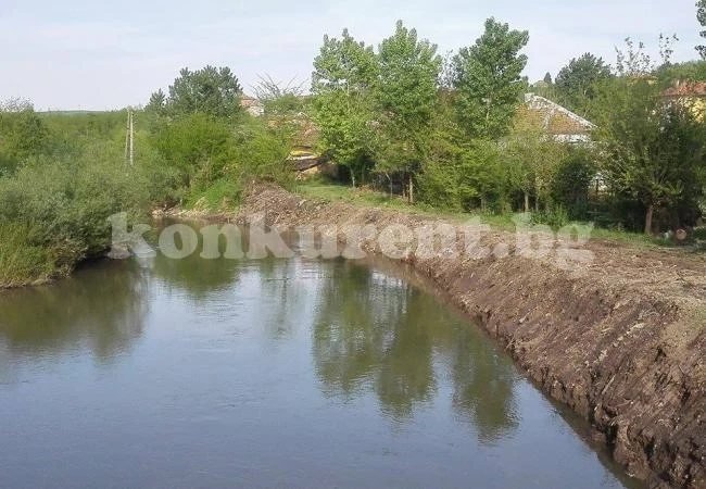 60-метрова дига пази Крушовица от река Скът 