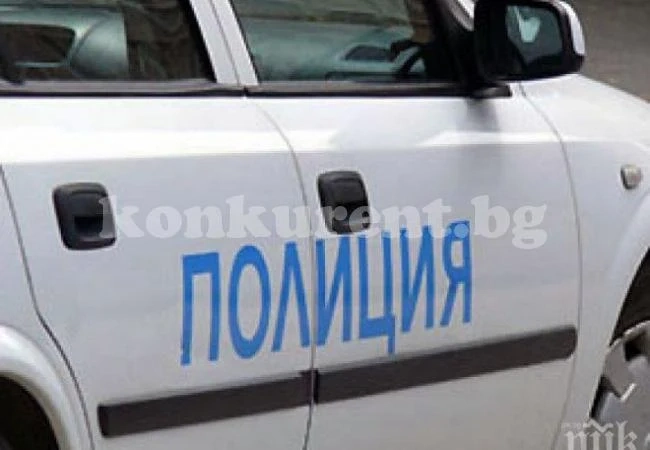 Майка припадна зад волана, карайки двете си деца