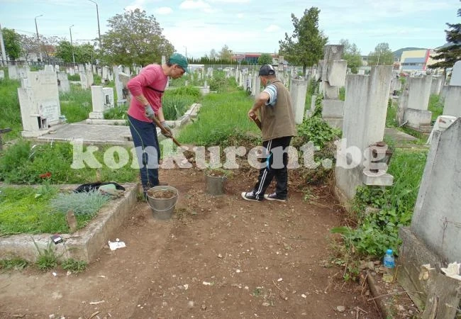Затворници чистят  гробищата във Враца