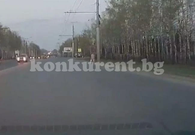 Гола девойка се разходи по оживена улица (ВИДЕО)