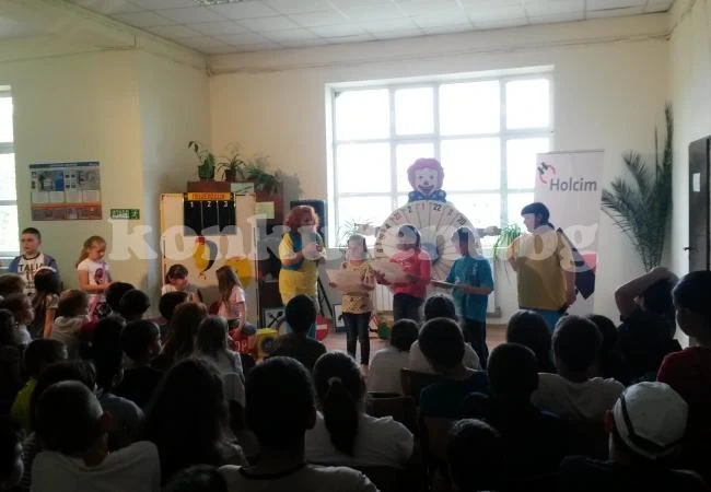 Хлапета гледаха постановка за безопасността на движението