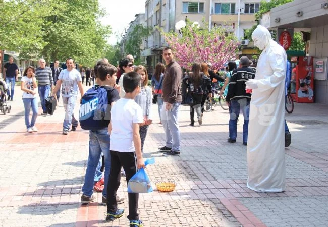 Уличен мим забавлява врачани