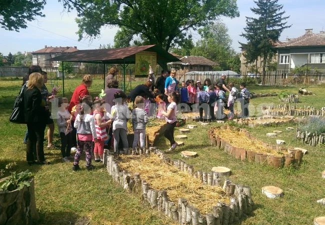 Зам. областен влезе в детска градина