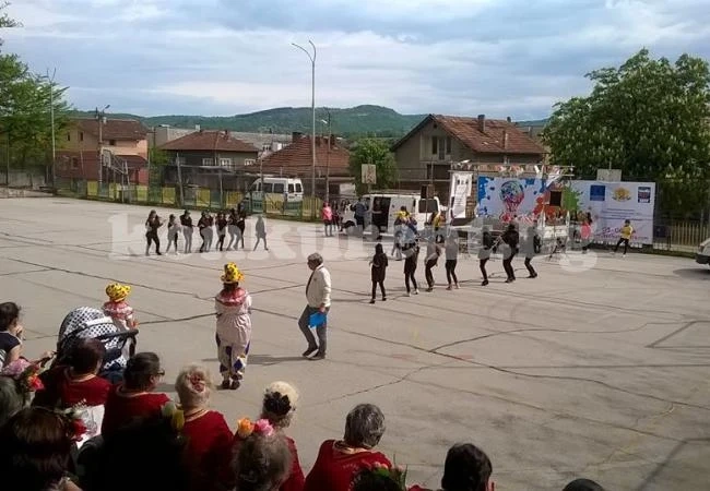 Таланти препълниха двора на гимназия в Мездра