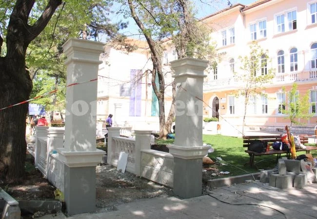Рисуват образите на славни врачани за новата алея в СОУ „Христо Ботев“