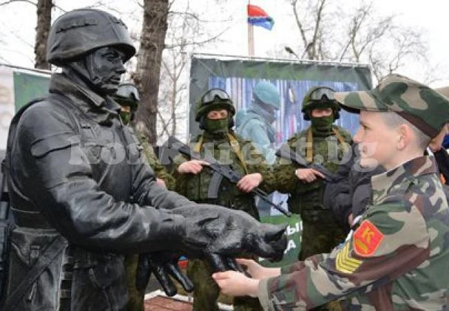 Русия издигна паметник на „любезните хора”