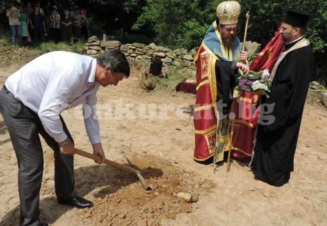 Положиха основен камък за храм в село Чифлик