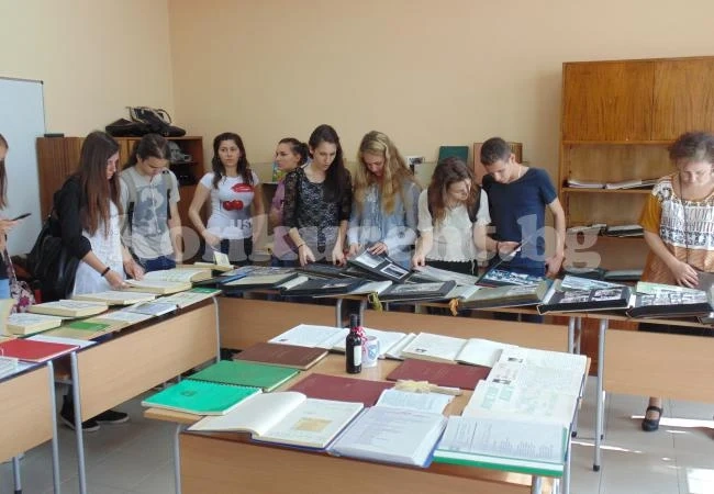 Уникална изложба подредиха в езиковата гимназия във Враца