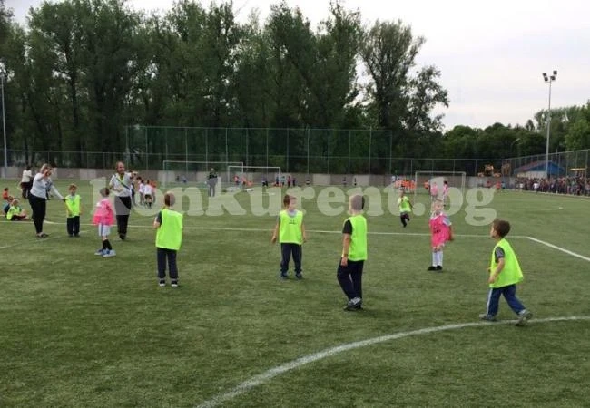 Малчугани с футболни заложби блеснаха пред родители