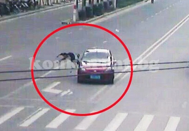 Вижте как измамник се хвърля пред кола, за да изнудва шофьора (ВИДЕО)