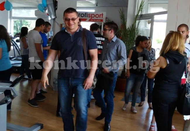 Млади социалисти от Видин подариха безплатен фитнес