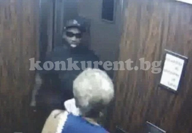 Ужас: Жена бе блокирана в асансьор заедно с въоръжен с нож обирджия (ВИДЕО)