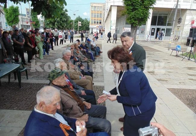Наградиха 15 ветерани от Мездра по повод 9 май