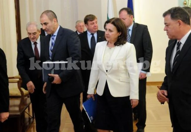 Румяна Бъчварова иска ДАНС да забранява почивка в чужбина