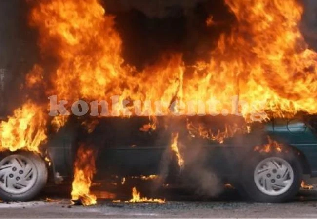 Автомобил пламна в движение