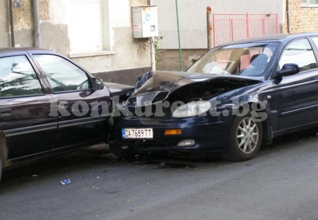 Мъртво пиян джигит се натресе в две коли във Видин