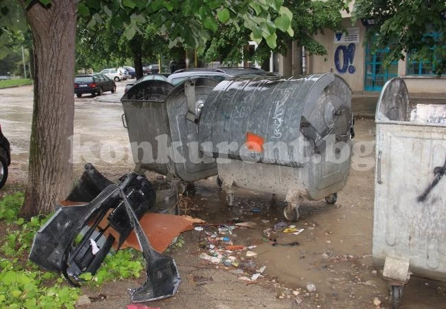 Изхвърлиха авточасти в центъра на Враца