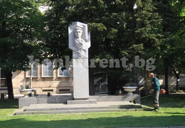 Косят тревата в центъра на Враца