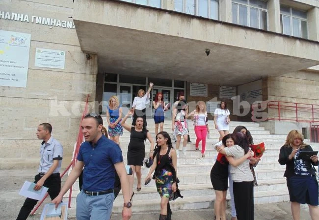 Отличиха зрелостници от ПГТР за висок успех