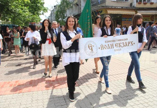 Зрелостниците от ЕГ - Враца шестваха с духова музика и цветя