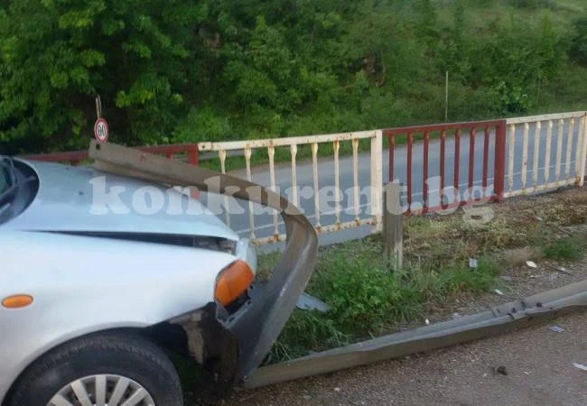 Ужас! „Фиат” се заби в мантинела на изхода на Мездра (Снимки)